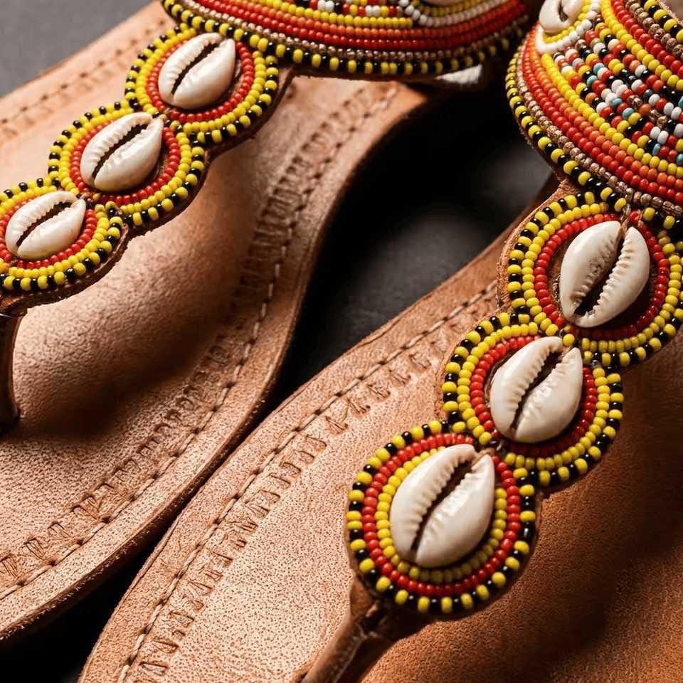 Kauri Safi  Sandale cuir camel bande cauris & perles ivoire élégante