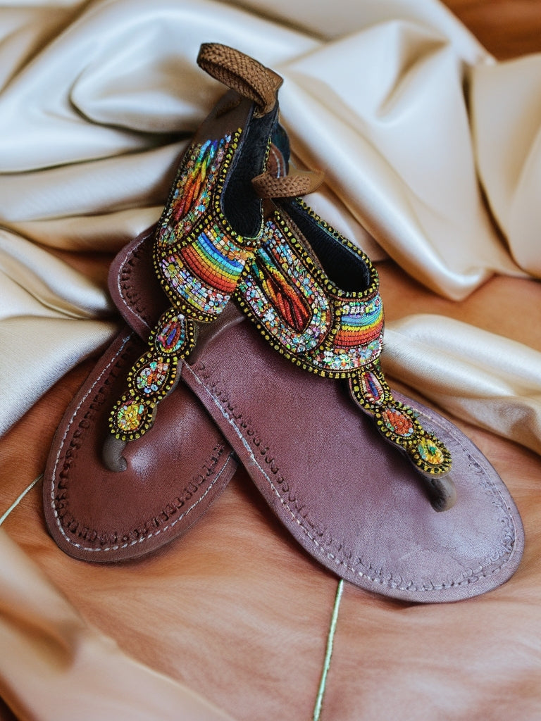 Sandales en cuir perlées avec attaches