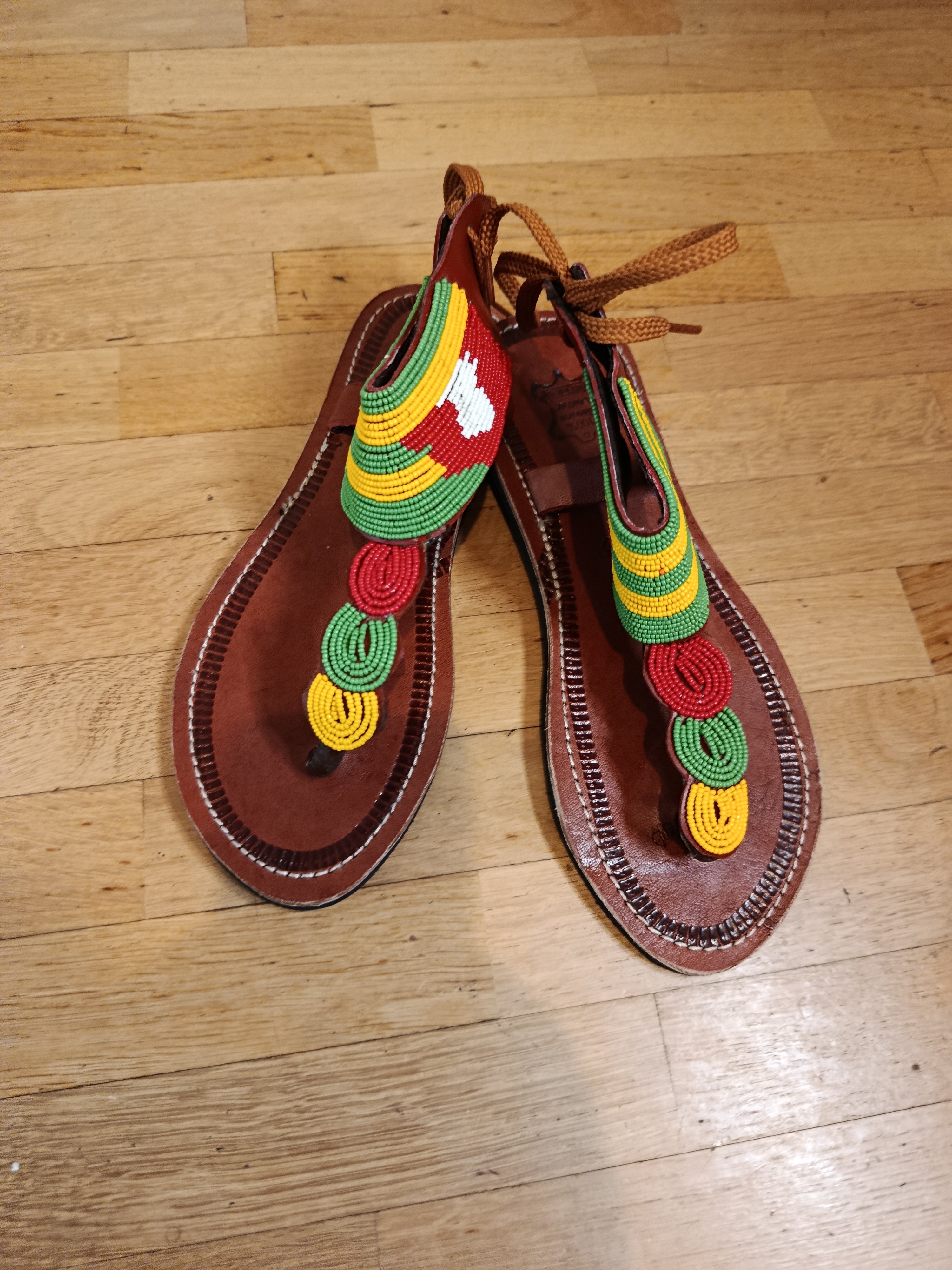 Sandales en cuir perlées