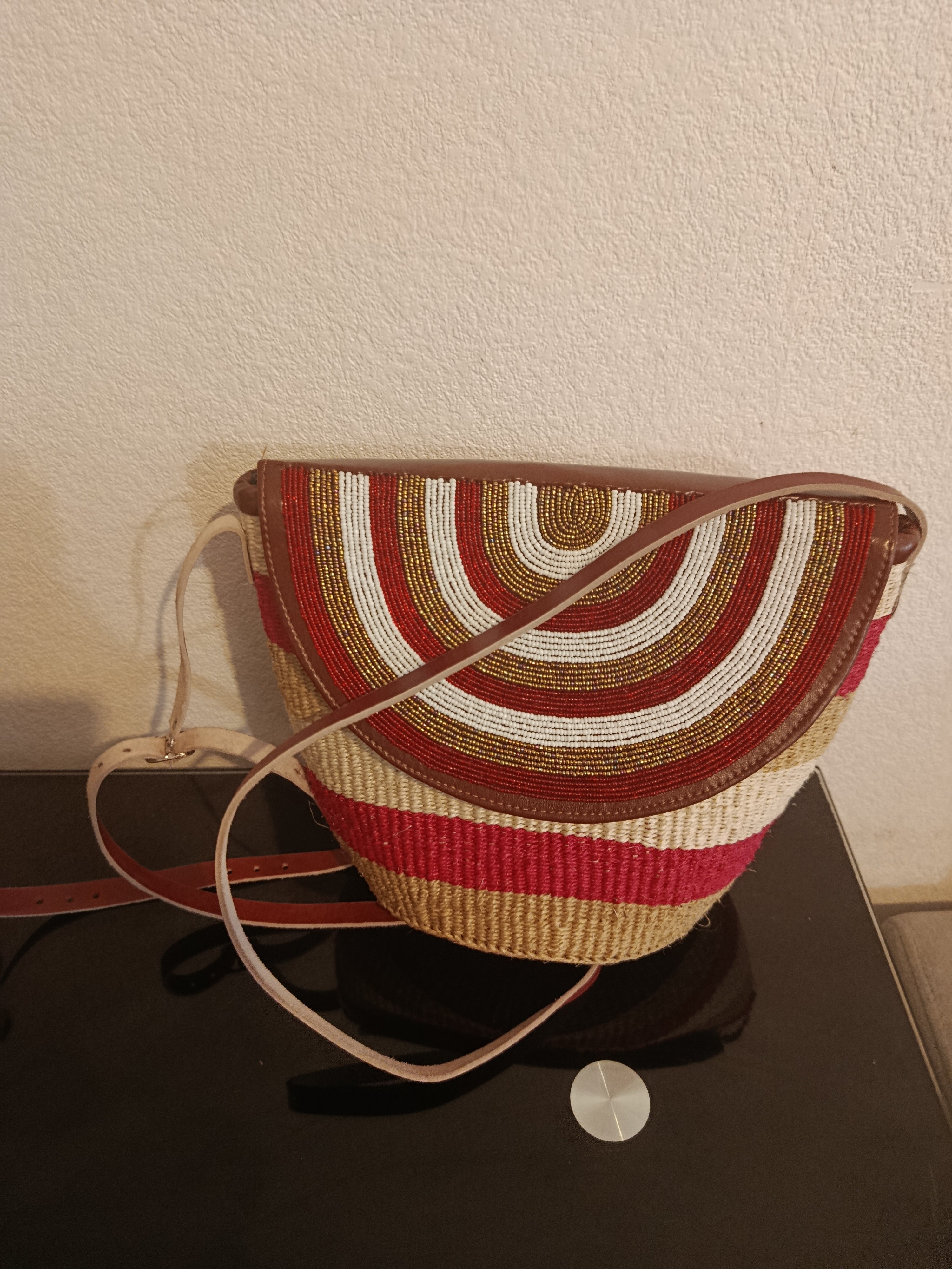 Sacs format moyen en cuir perlées et sisal