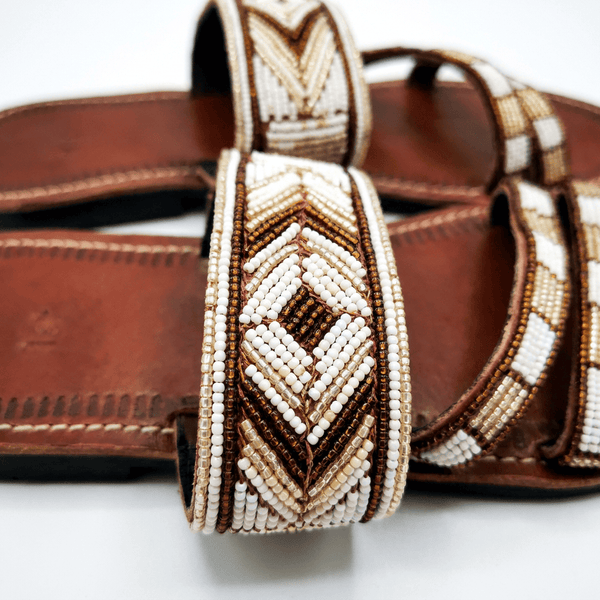 Sandale Masaï « Theluji » – Mule cuir marron perles blanches & dorées motifs géométriques