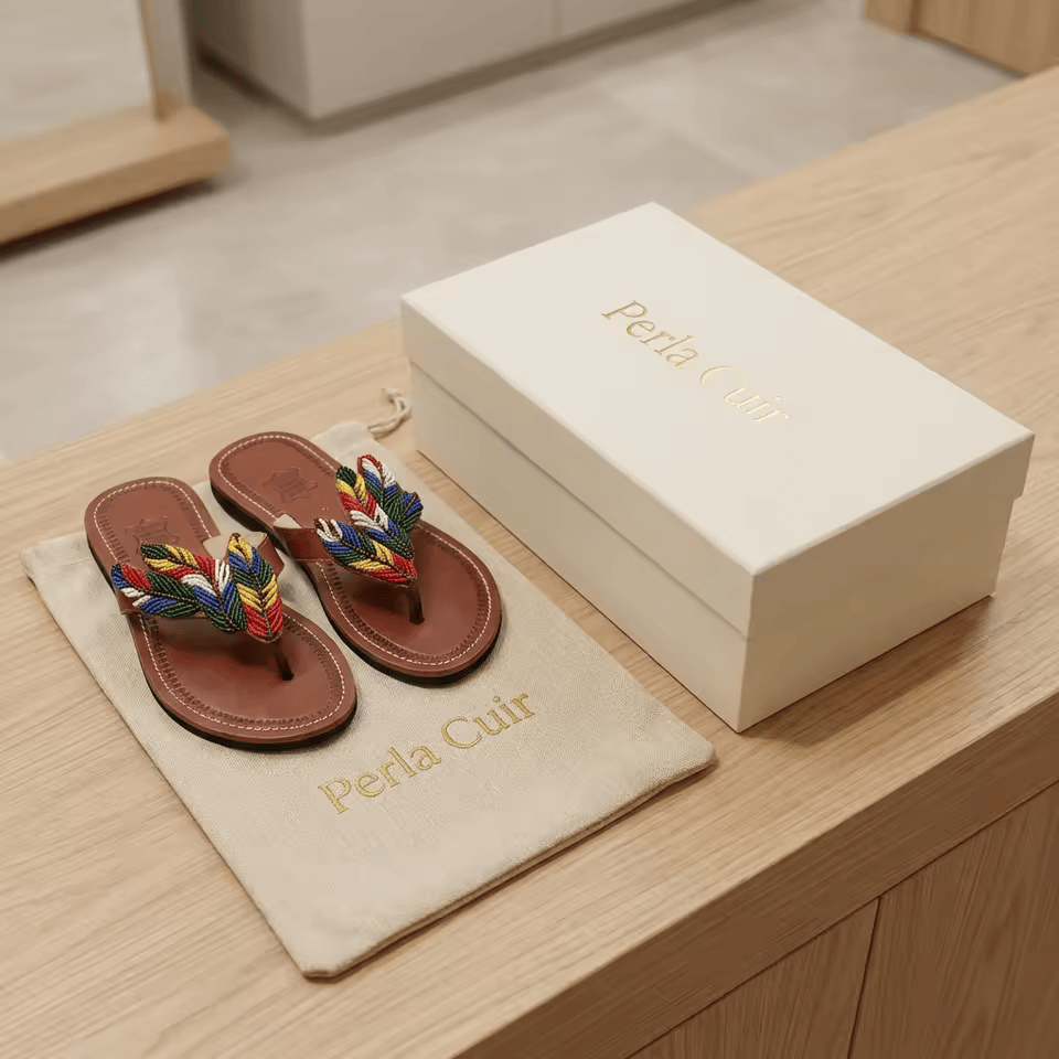 Manyoya – Tong cuir camel plumes perles Masaï multicolores | Perlacuir