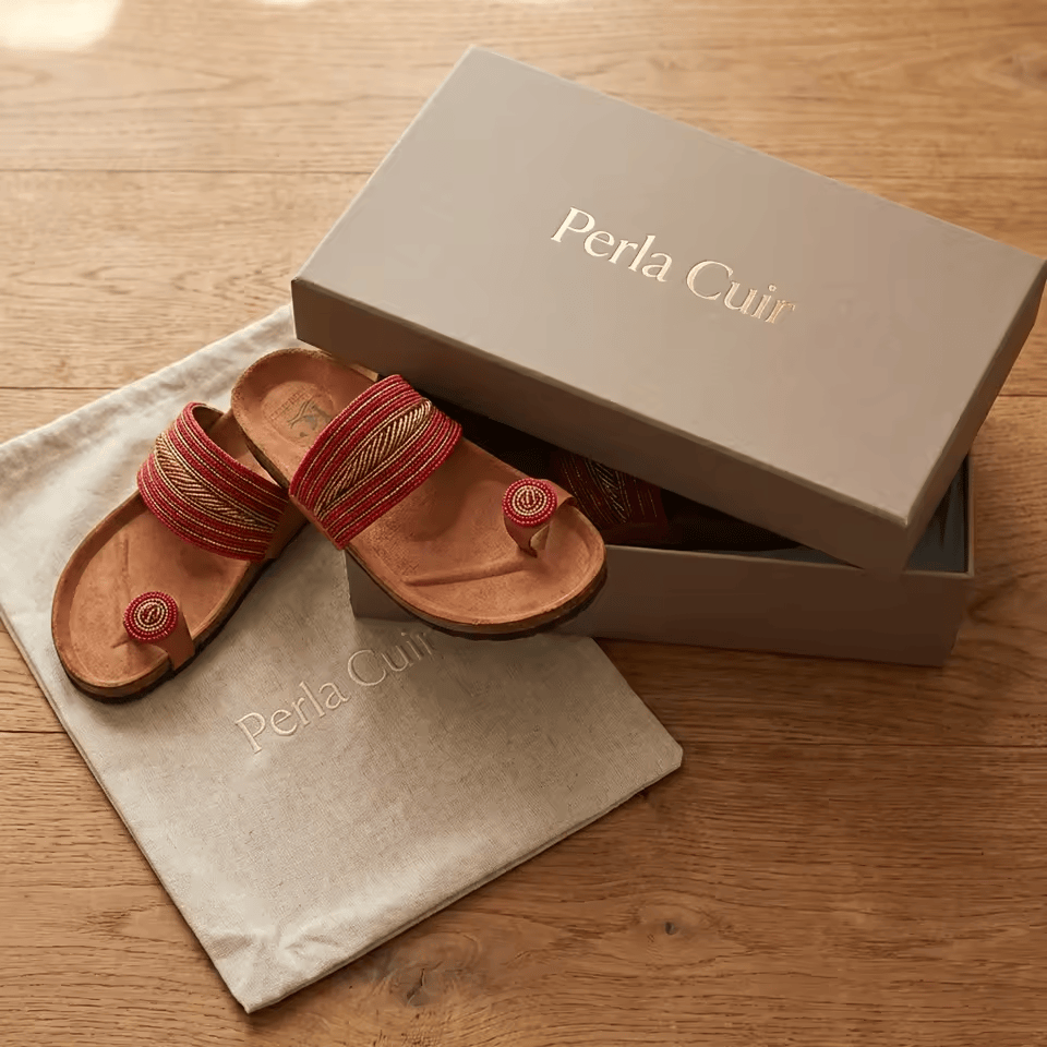 Sandale Masaï « Waridi » – Tong cuir camel bandes tressées rouges & fleur de perles | Perlacuir
