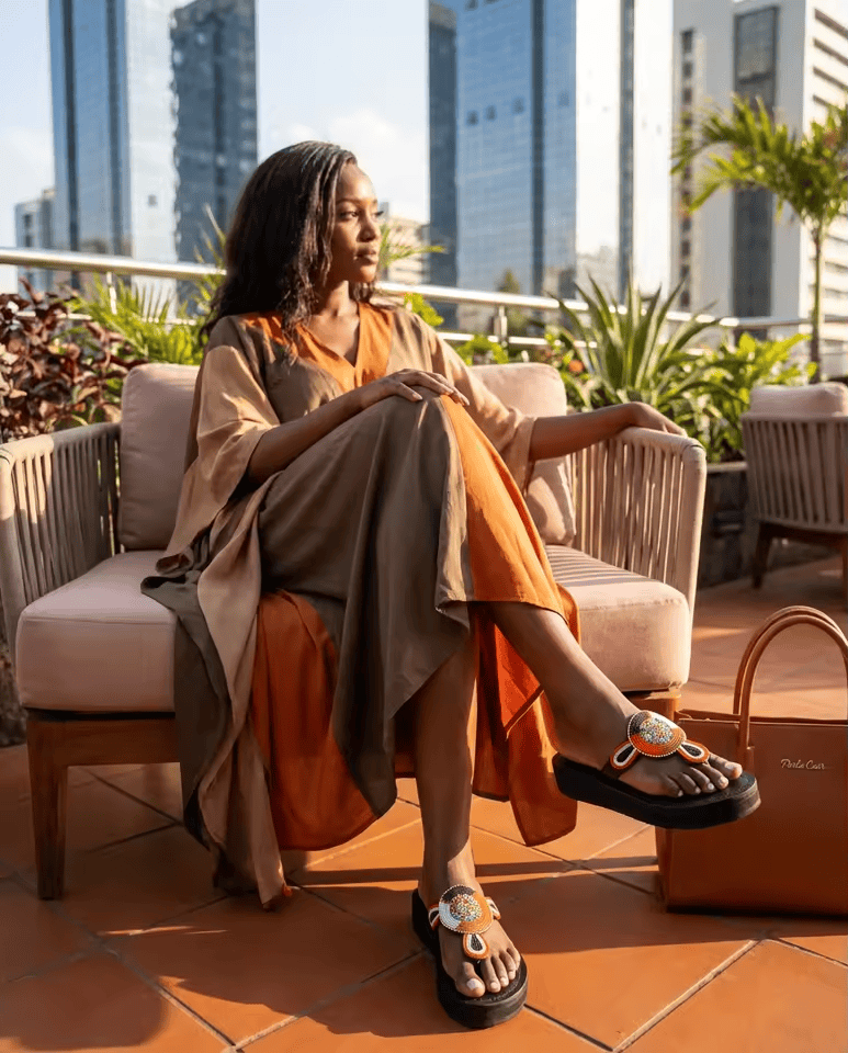 Sandale Masaï « Kilima » – Tong plateforme cuir noir perles multicolores | Perlacuir