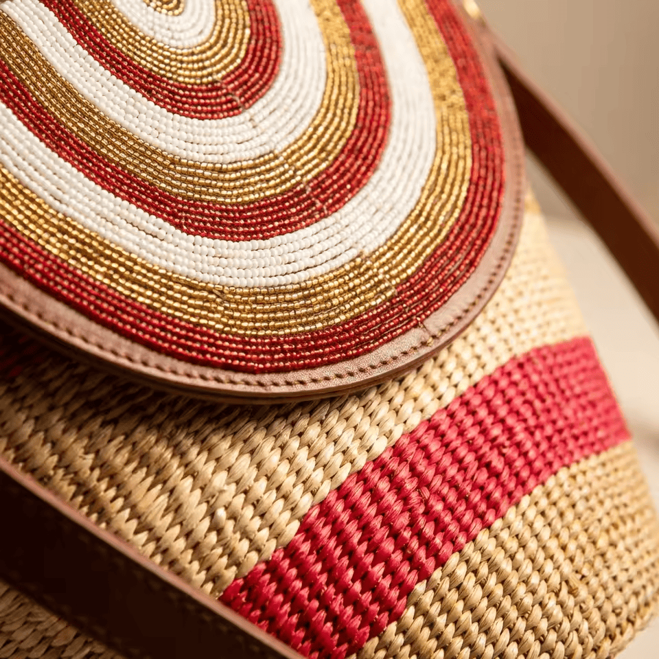 Duara Nyekundu – Sac seau sisal rayé rouge & spirale concentrique | Perlacuir