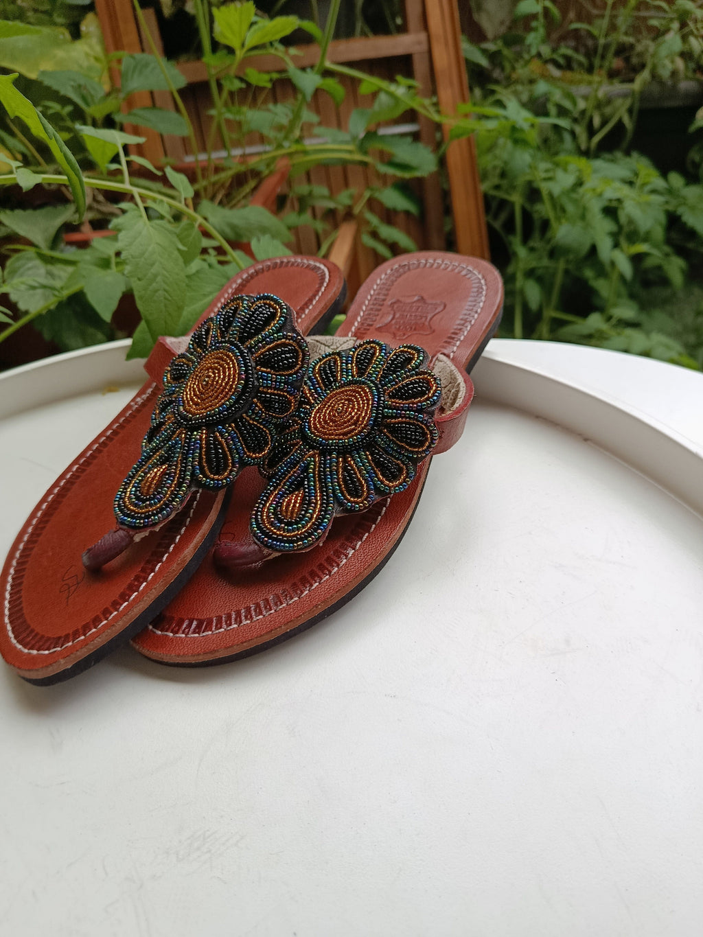 Waridi Nyekundu – Tong cuir rouge fleurs perles Masaï | Perlacuir