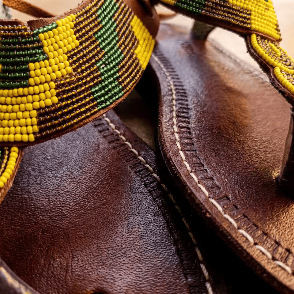 Sandale Masaï « Msitu » – Sandales cuir marron perles géométriques vert & jaune & lanières cheville