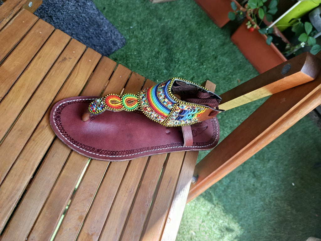 Sandales en cuir perlées avec attaches