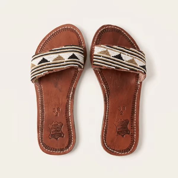 Sandale Masaï « Hekima » – Mule cuir cognac perles géométriques noir, blanc & or