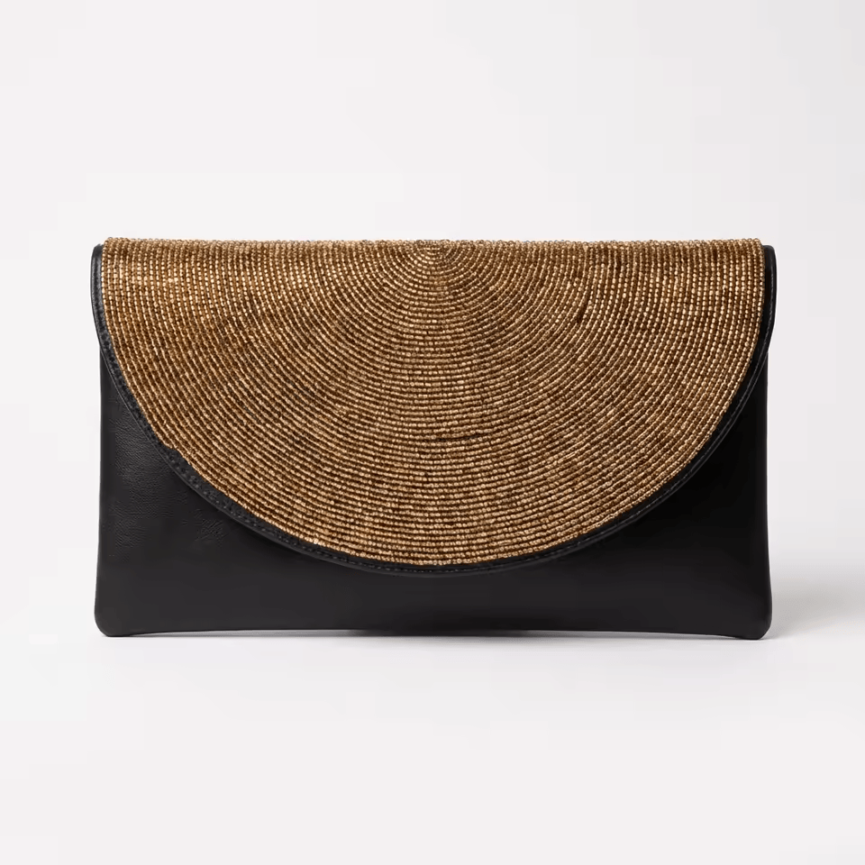 Usiku wa Dhahabu – Pochette clutch cuir noir rabat perles dorées | Perlacuir
