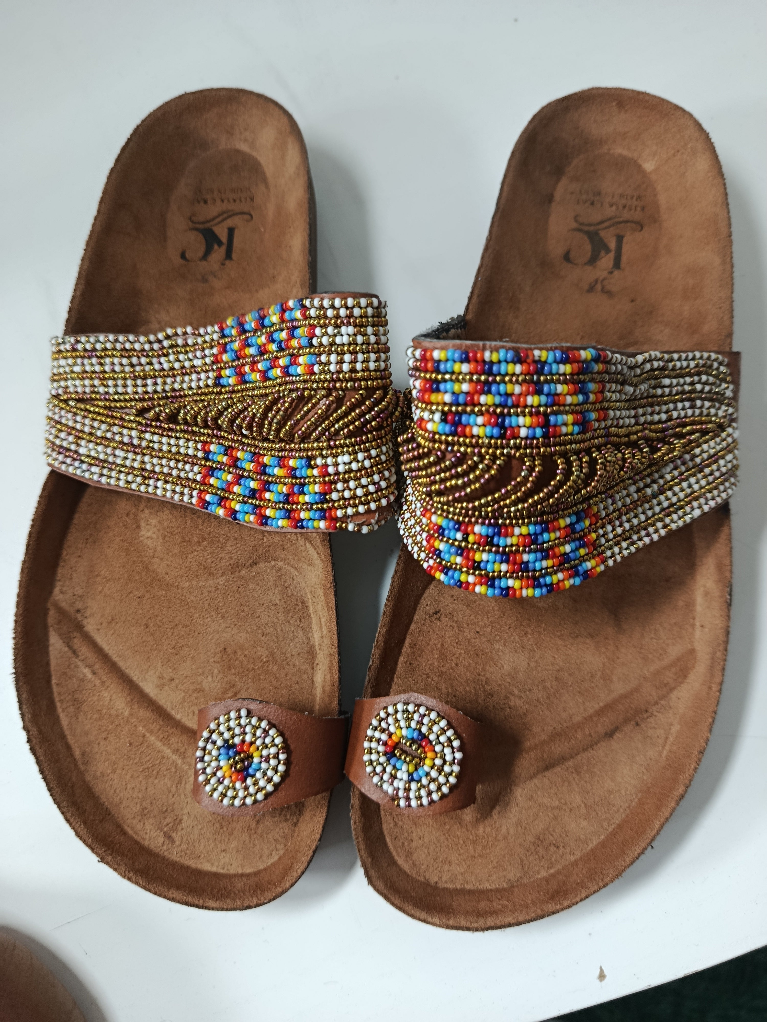 Sandales perlées et cuir Masai – Artisanat authentique premium