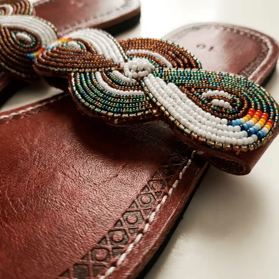 Milele – Tong cuir bordeaux torsade perles Masaï & médaillon spirale | Perlacuir