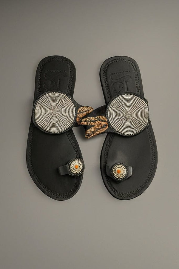 Sandale Masaï « Duara » – Tong cuir noir médaillons spirales blancs & perles multicolores