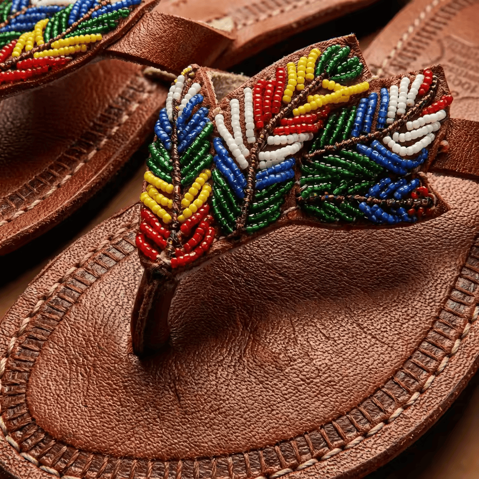 Manyoya – Tong cuir camel plumes perles Masaï multicolores | Perlacuir