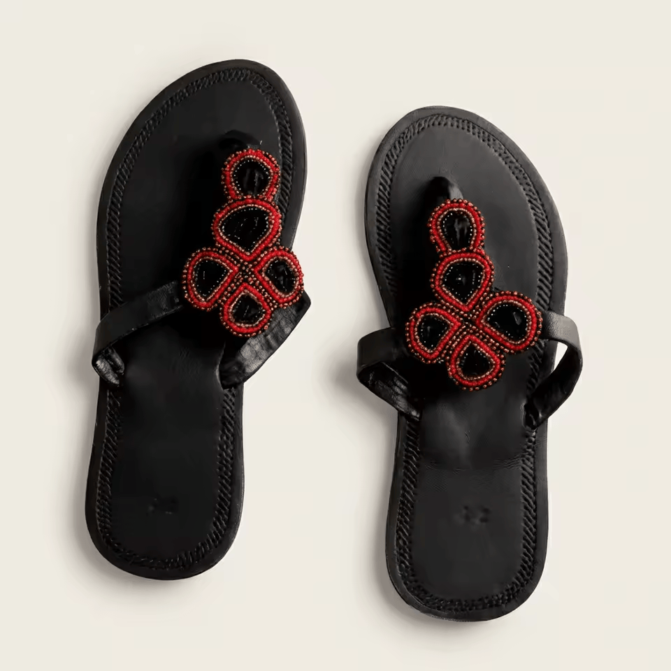 Sandale Masaï « Pete » – Tong cuir noir cercles entrelacés perles rouges | Perlacuir