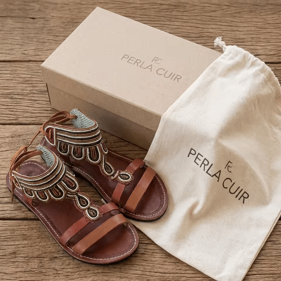 Sandale Masaï « Shaba » – Sandales cuir camel ornements dorés & lanière cheville | Perlacuir