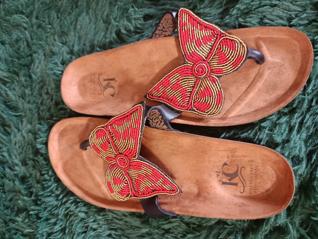 Sandale Masaï « Kipepeo » – Tong cuir camel grand papillon perles orange & jaune | Perlacuir