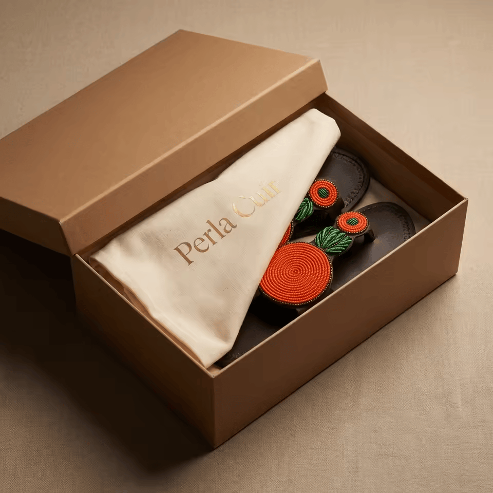 Sandale Masaï « Jua » – Tong cuir noir perles multicolores dominante orange | Perlacuir