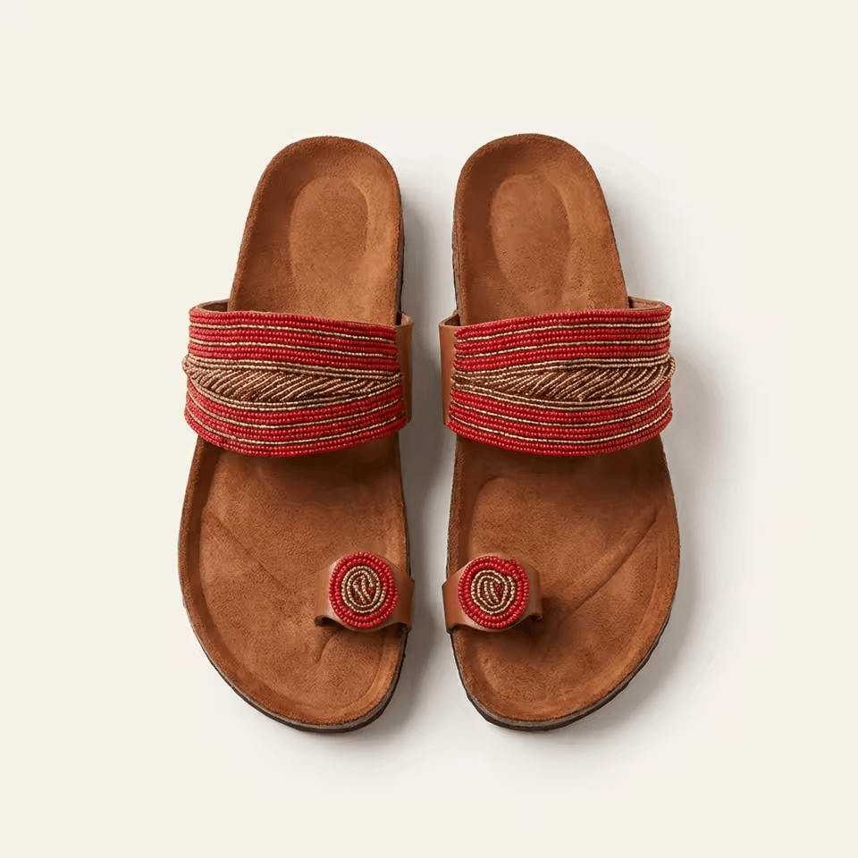 Sandale Masaï « Waridi » – Tong cuir camel bandes tressées rouges & fleur de perles | Perlacuir