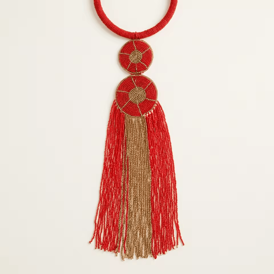 Moto Malkia – Collier cercle perles rouges médaillons laiton & franges | Perlacuir