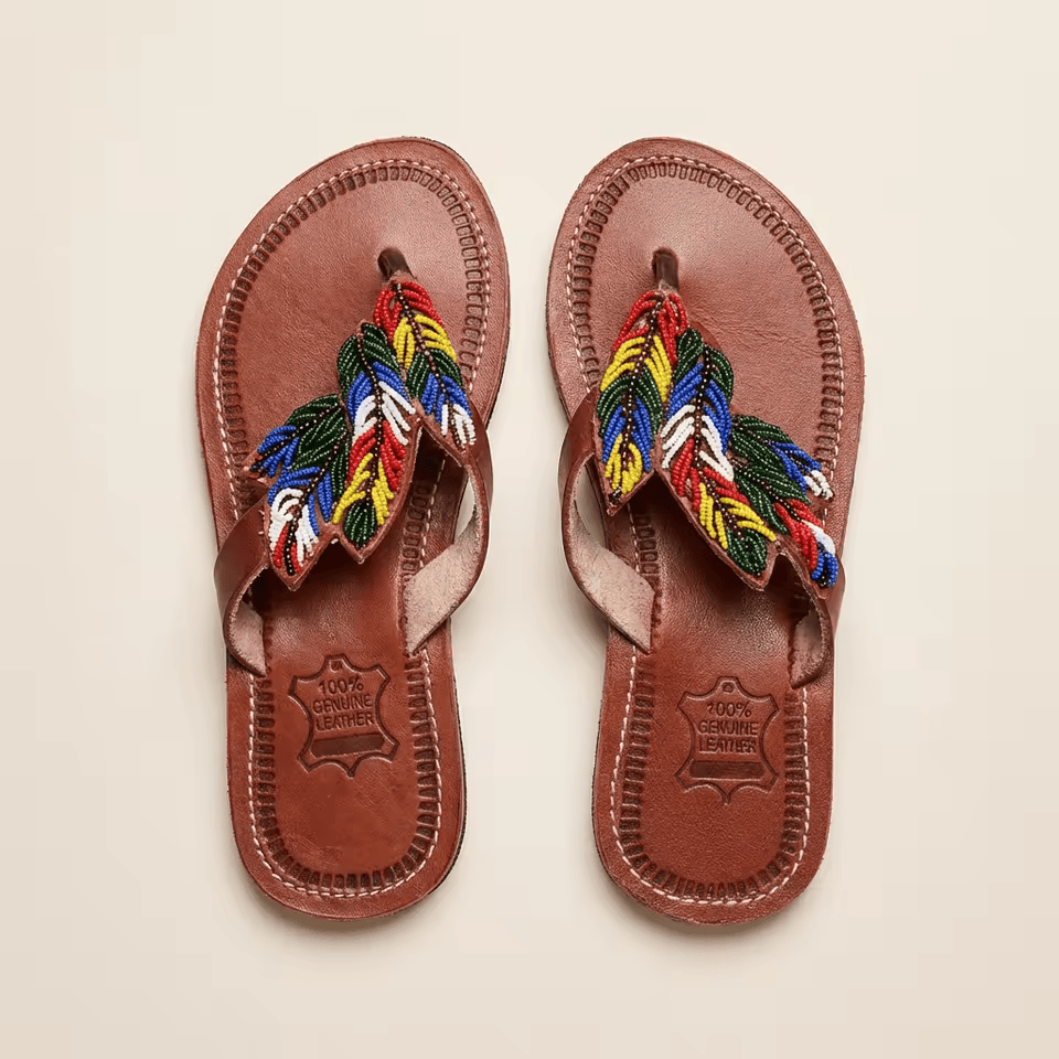 Manyoya – Tong cuir camel plumes perles Masaï multicolores | Perlacuir