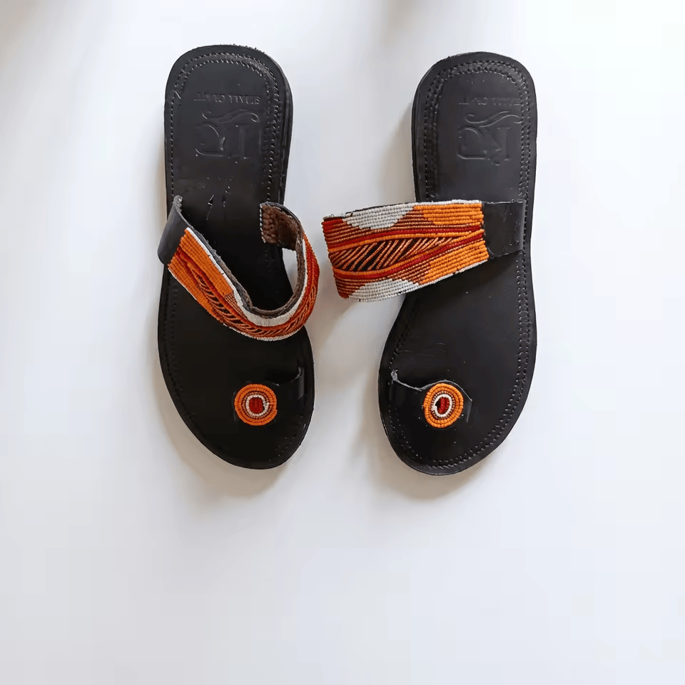 Sandale Masaï « Ukanda » – Tong cuir noir bande perles multicolores & médaillon | Perlacuir