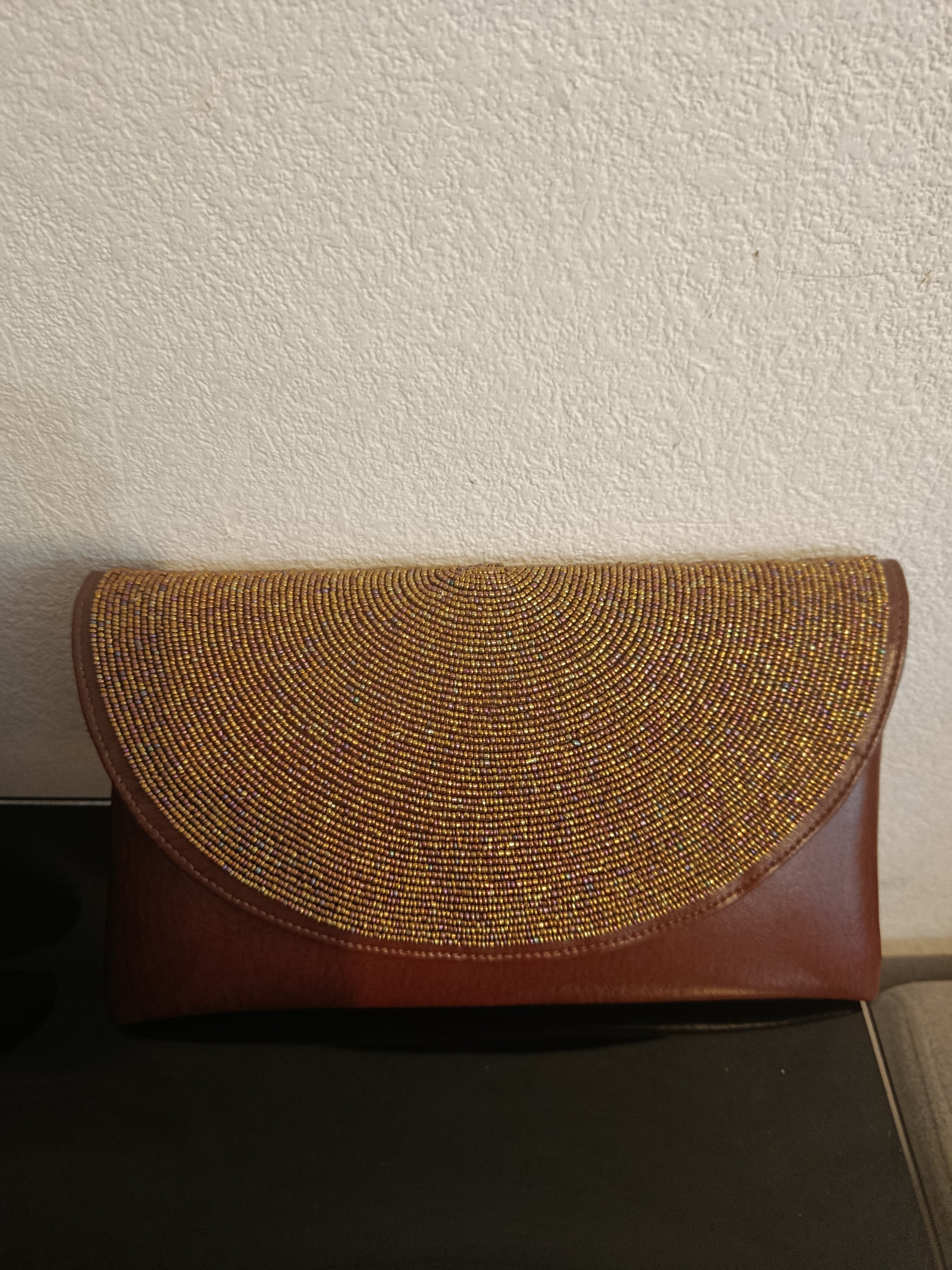Pochette en cuir perlées