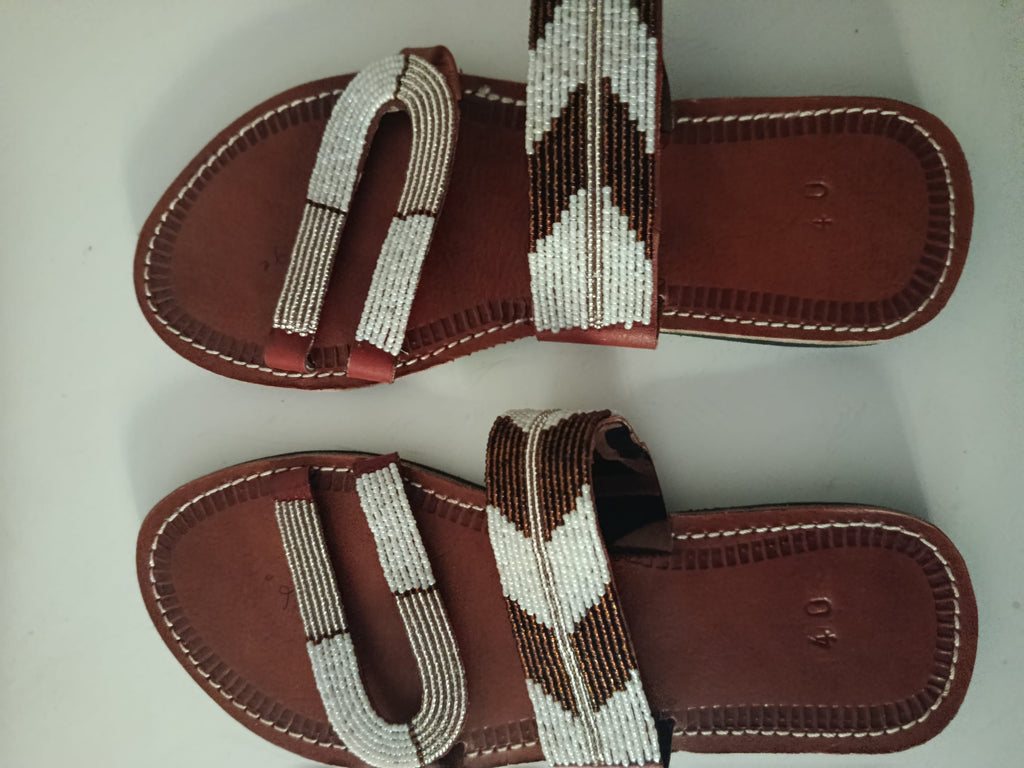 Sandale Masaï – Mule cuir rouge brique perles | Perlacuir