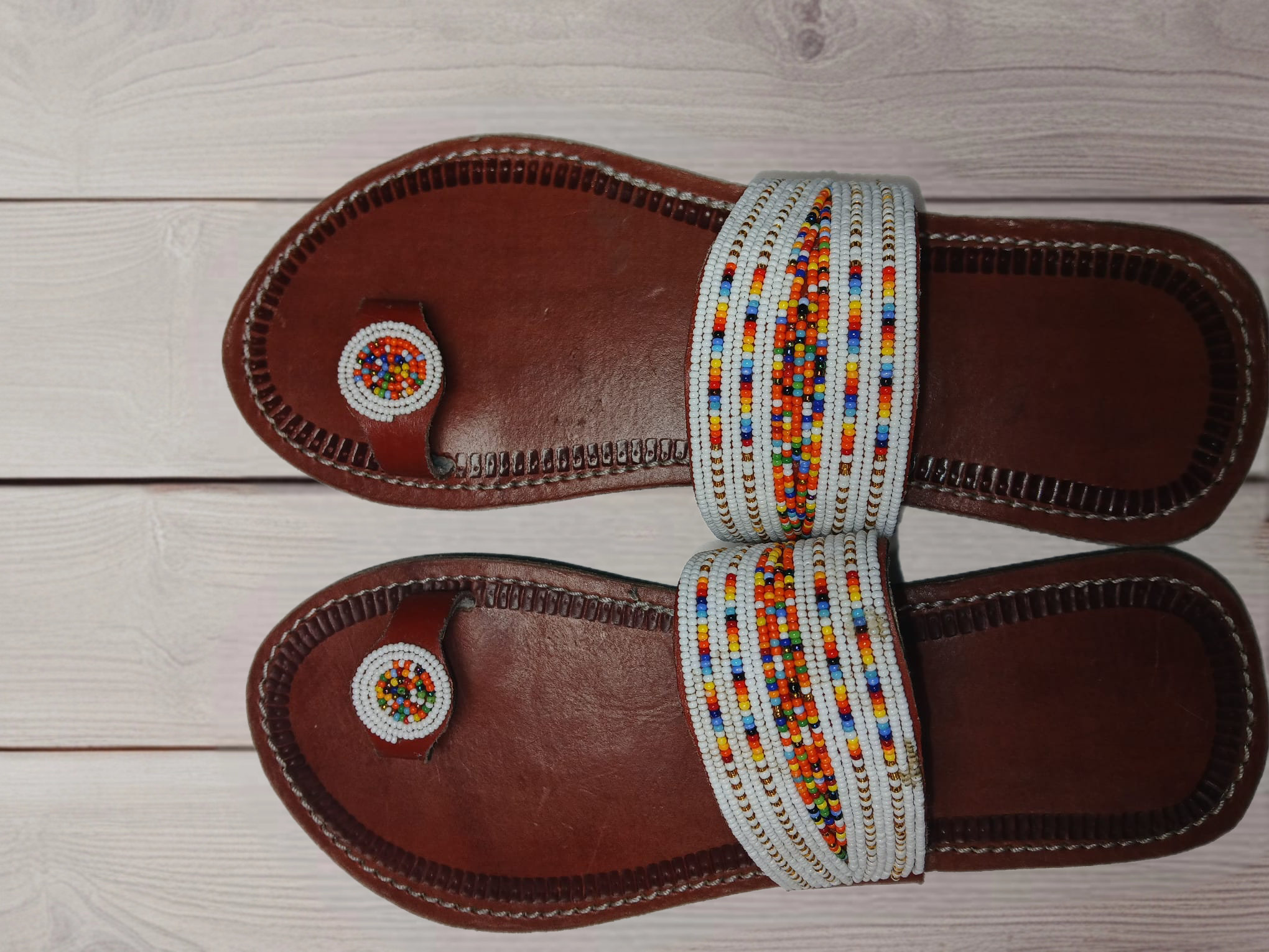 Sandales en cuir perlées