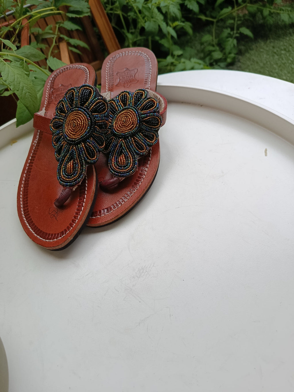 Waridi Nyekundu – Tong cuir rouge fleurs perles Masaï | Perlacuir