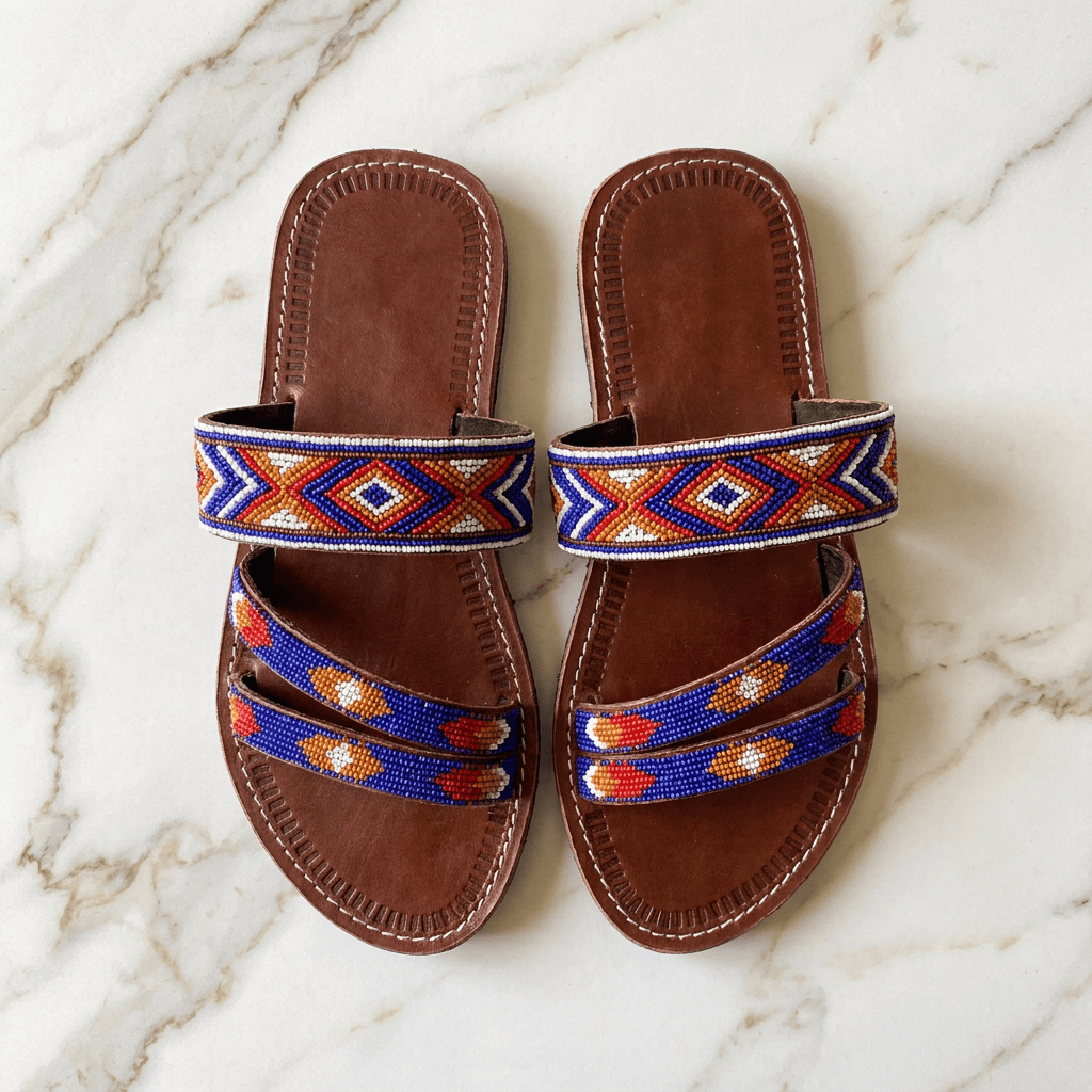 Sandale Masaï « Theluji » – Mule cuir marron perles blanches & dorées motifs géométriques