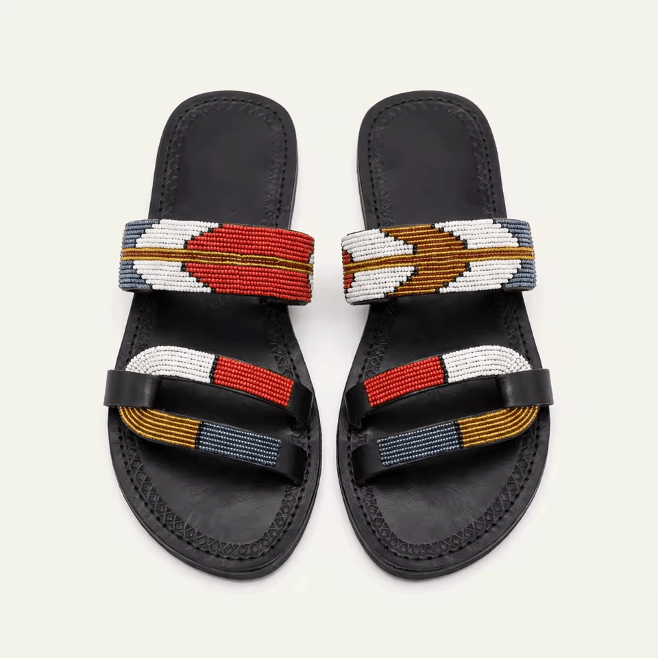 Sandale Masaï « Dhahabu » – Mule cuir rouge brique perles géométriques blanc & or | Perlacuir