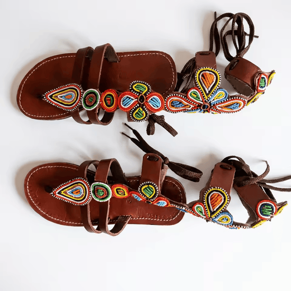 Sandale Masaï « Sherehe » – Sandales cuir marron grands médaillons perles multicolores & lacets cheville