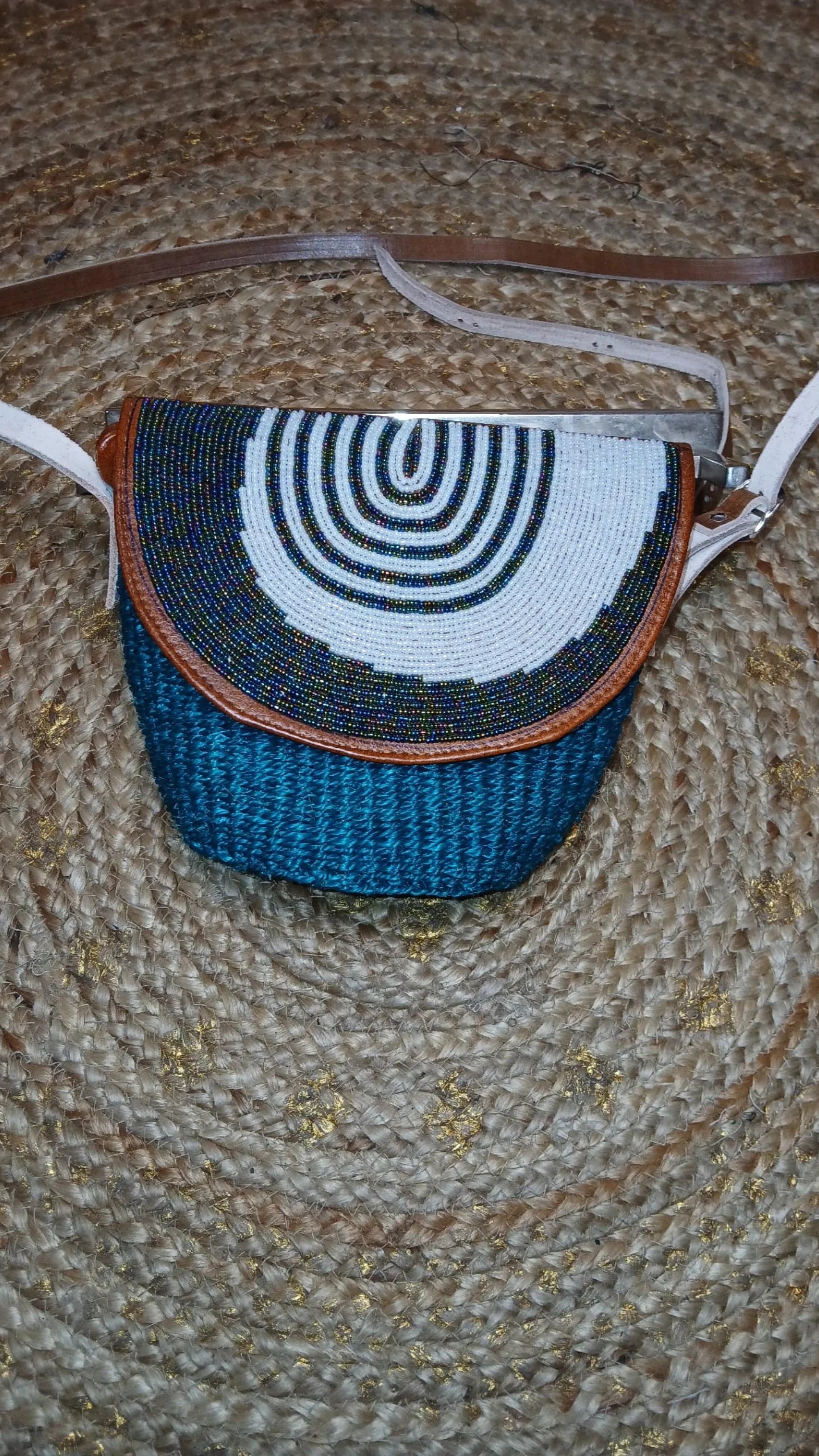 Sacs petit format en cuir perlées et sisal