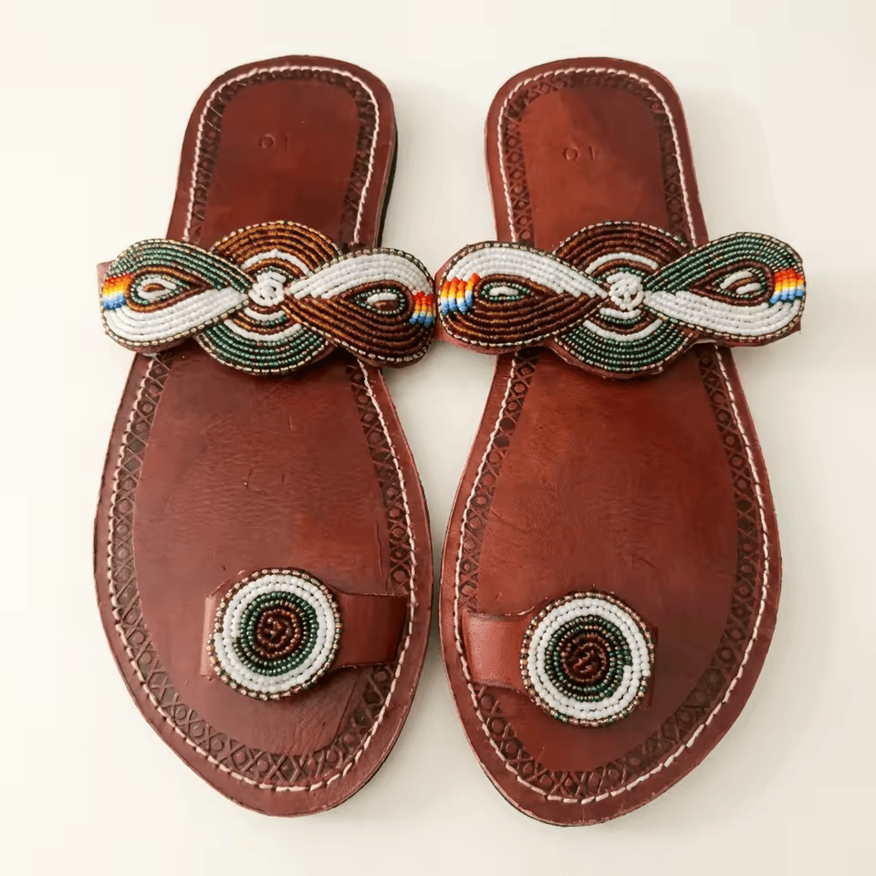Milele – Tong cuir bordeaux torsade perles Masaï & médaillon spirale | Perlacuir