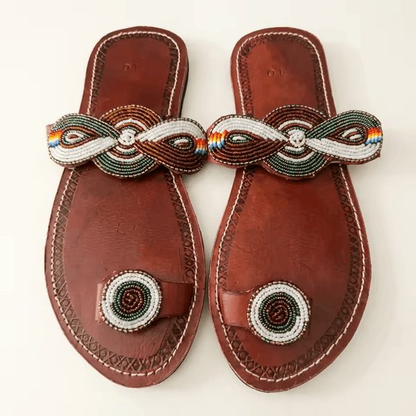 Milele – Tong cuir bordeaux torsade perles Masaï & médaillon spirale