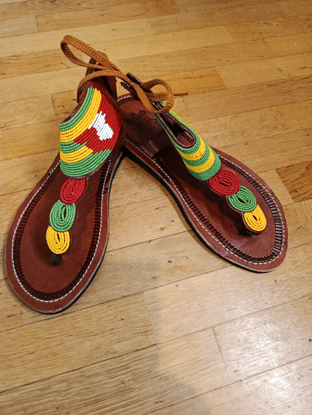 Sandales en cuir perlées