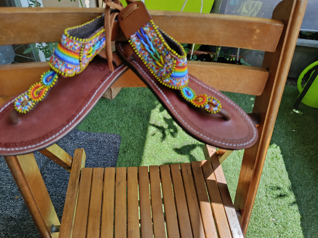 Sandales en cuir perlées avec attaches