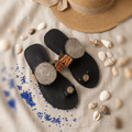 Sandale Masaï « Duara » – Tong cuir noir médaillons spirales blancs & perles multicolores | Perlacuir
