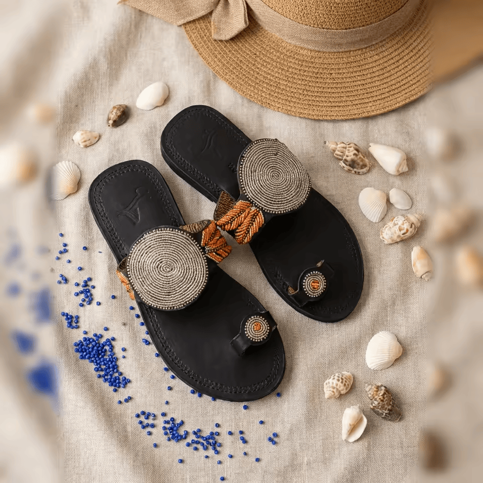 Sandale Masaï « Duara » – Tong cuir noir médaillons spirales blancs & perles multicolores | Perlacuir