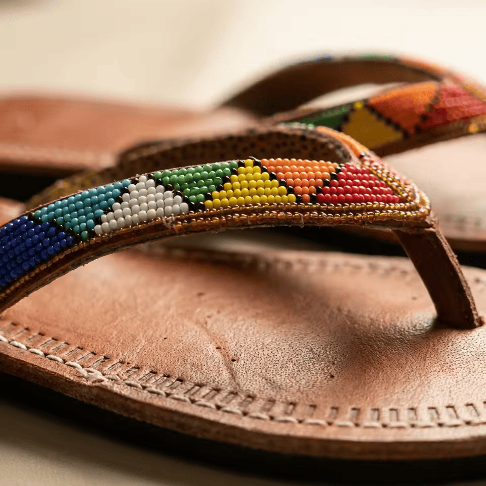 Mistari – Tong cuir camel fine bande perles Masaï multicolores | Perlacuir