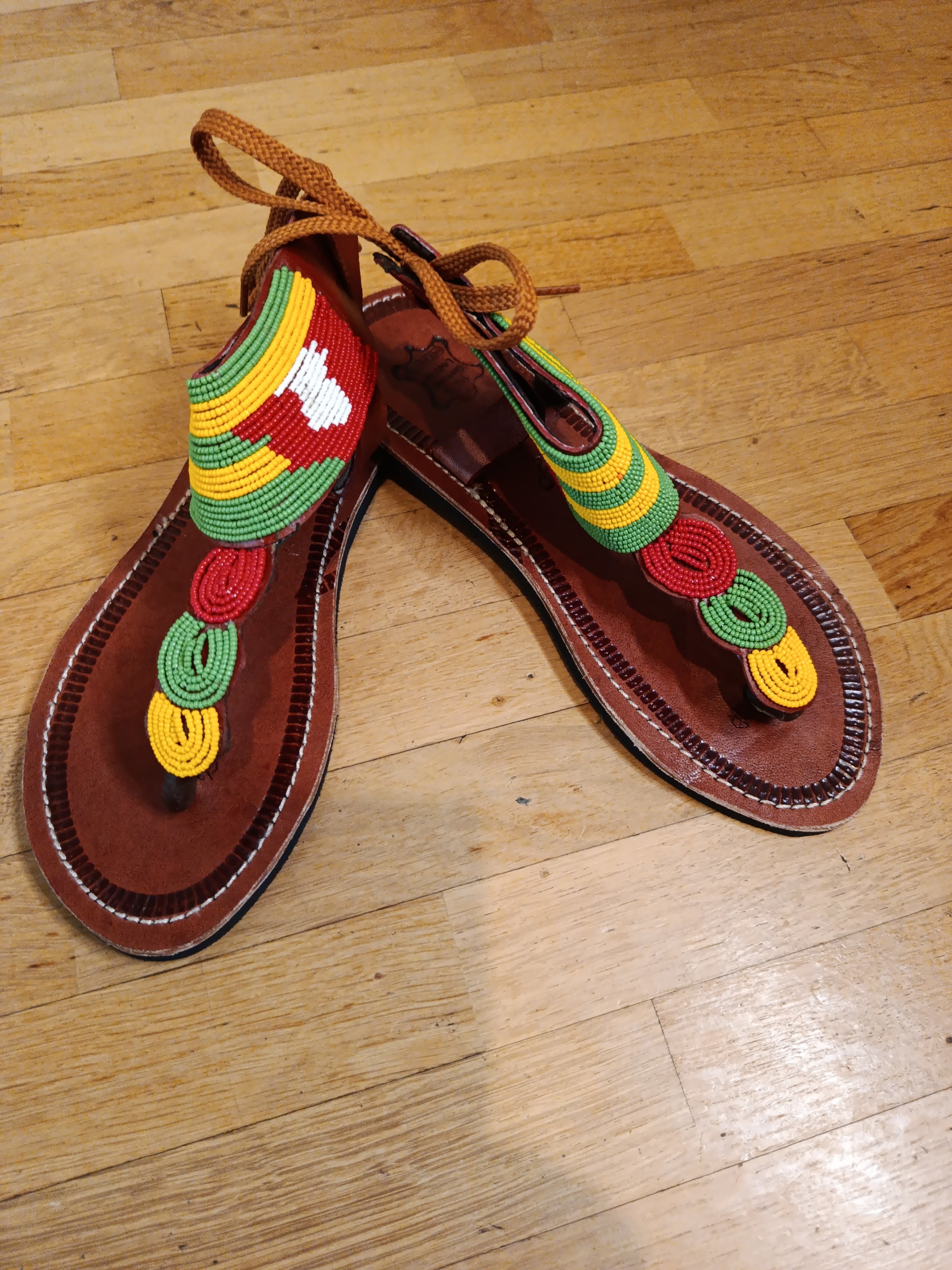 Sandales en cuir perlées