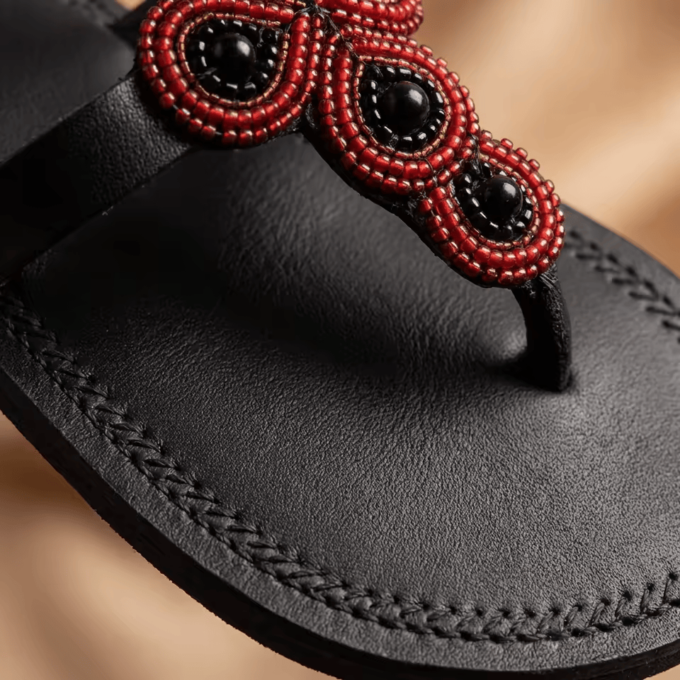 Sandale Masaï « Pete » – Tong cuir noir cercles entrelacés perles rouges | Perlacuir