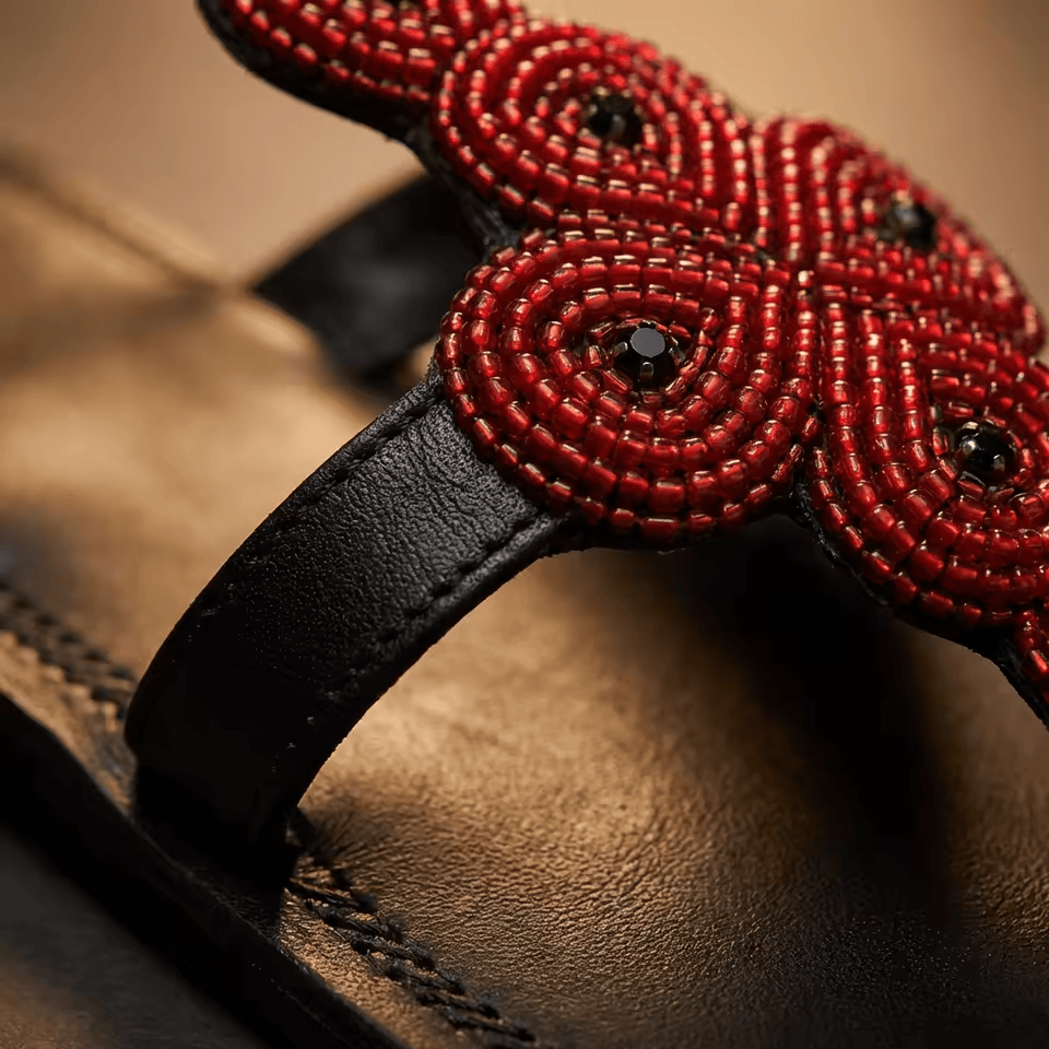 Sandale Masaï « Pete » – Tong cuir noir cercles entrelacés perles rouges | Perlacuir