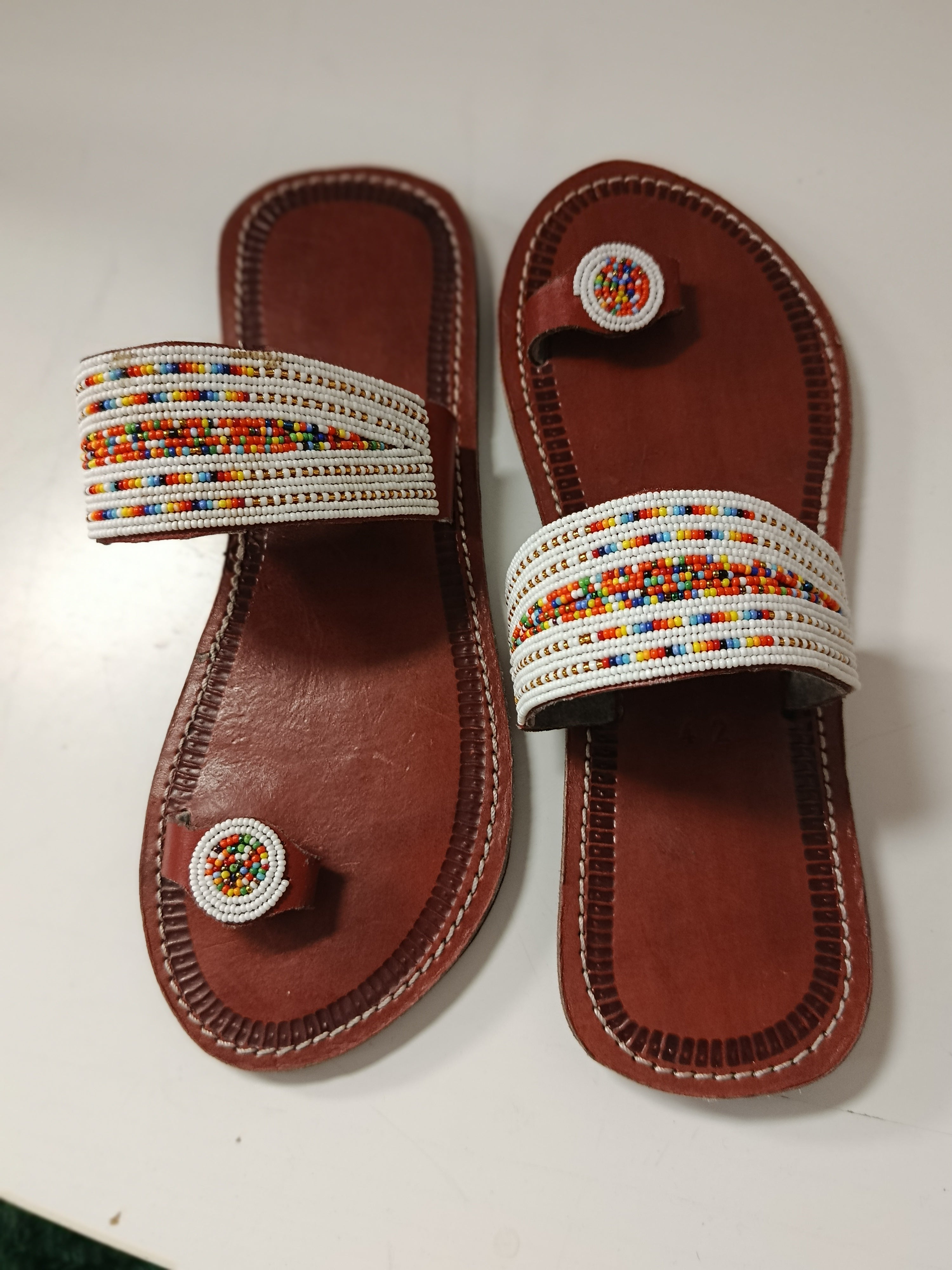 Sandales en cuir perlées