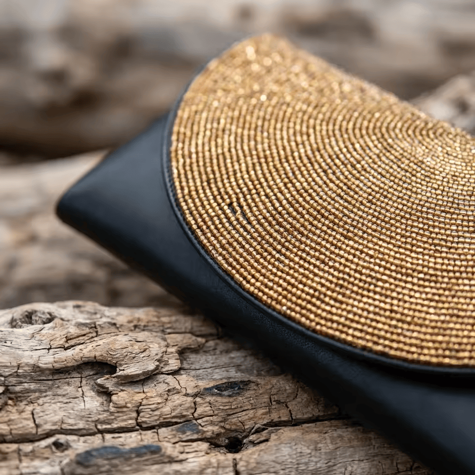 Usiku wa Dhahabu – Pochette clutch cuir noir rabat perles dorées | Perlacuir
