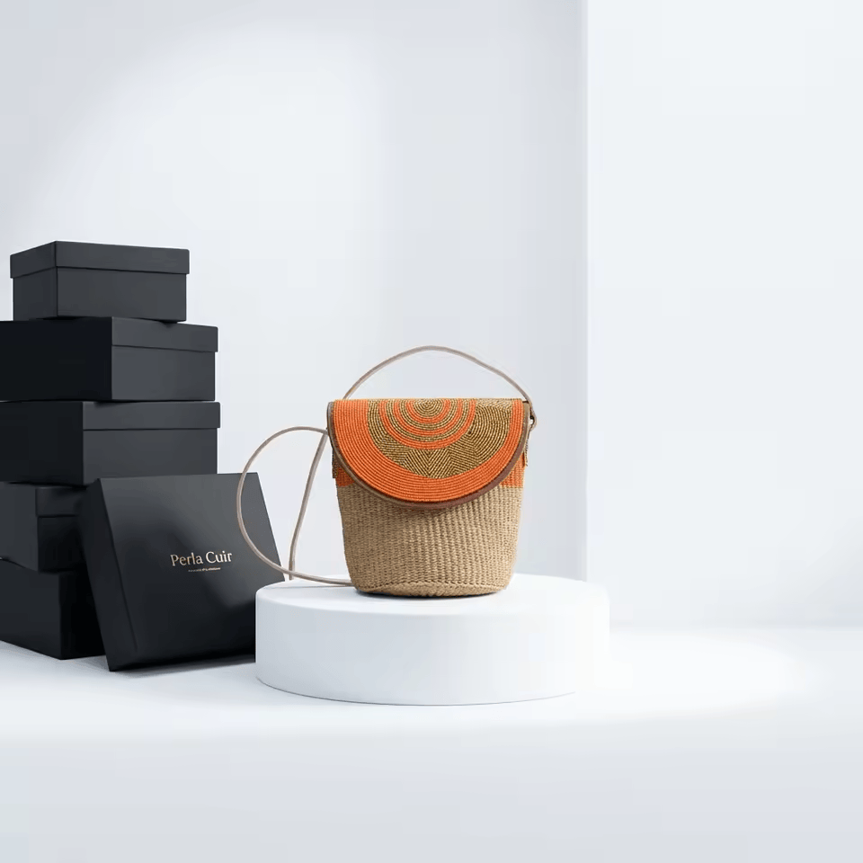 Jua Kubwa – Sac seau sisal naturel rabat cuir orange spirale perles | Perlacuir