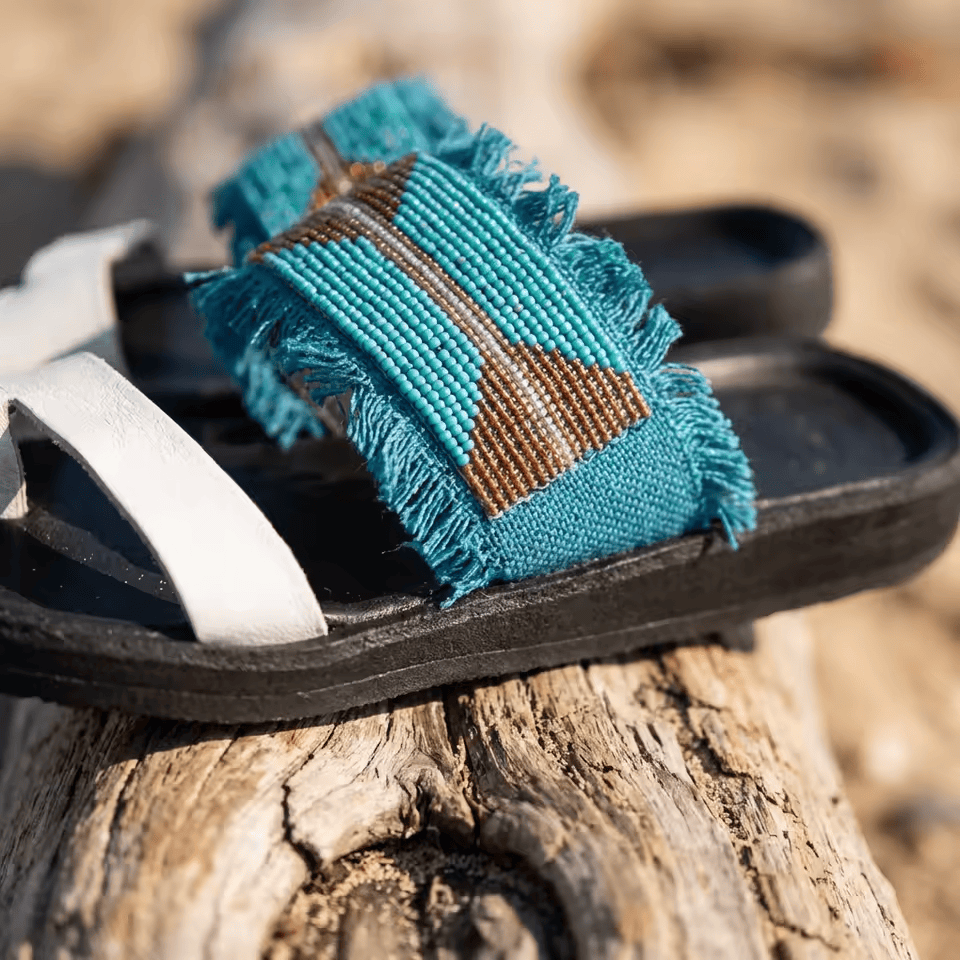 Sandale Masaï « Kitambaa » – Mule noire tissu ethnique turquoise & franges | Perlacuir
