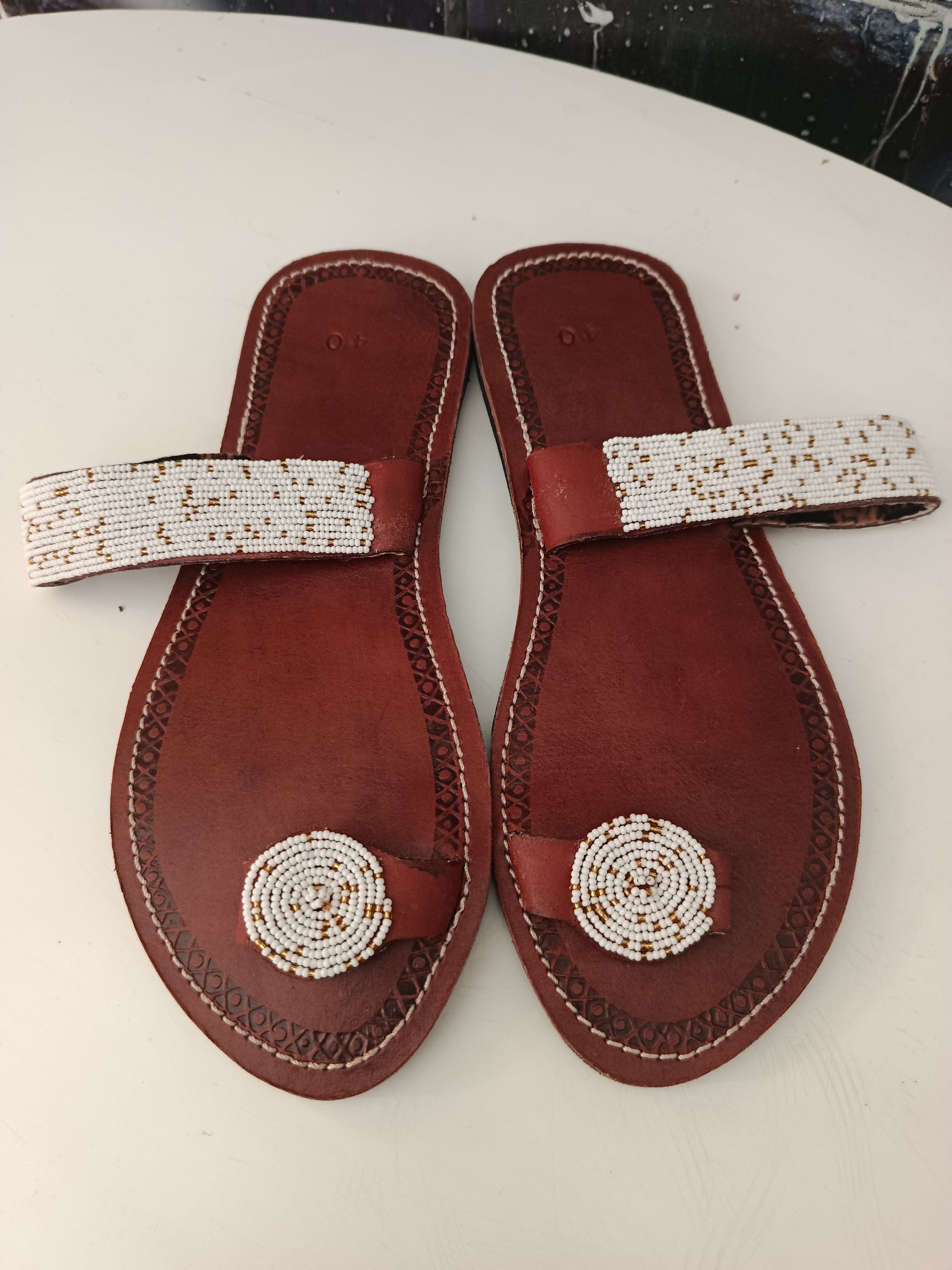 Fedha – Tong cuir bordeaux perles blanches & médaillon argenté | Perlacuir