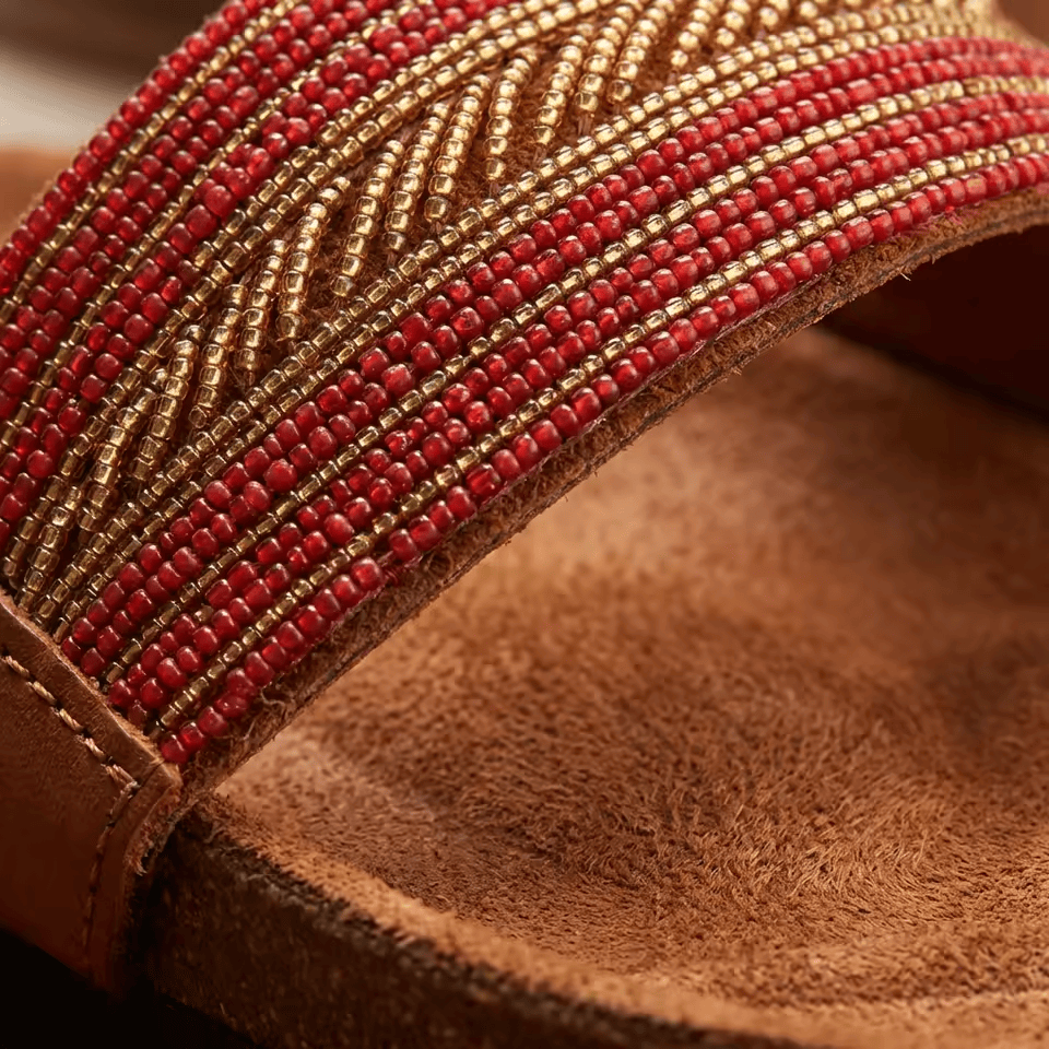 Sandale Masaï « Waridi » – Tong cuir camel bandes tressées rouges & fleur de perles | Perlacuir